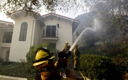 
					Požari i dalje besne u Kaliforniji, naređena evakuacija bogataškog naselja 
					
									