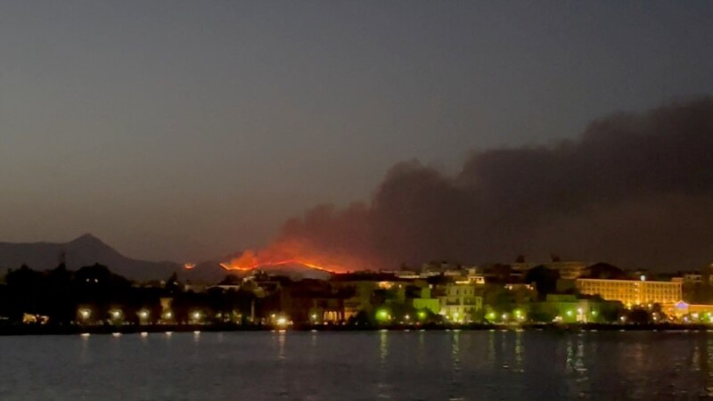Ne smiruju se požari u Grčkoj, evakuisane desetine hiljada ljudi