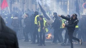 Požari i sukobi s policijom na protestu Žutih prsluka u Parizu
