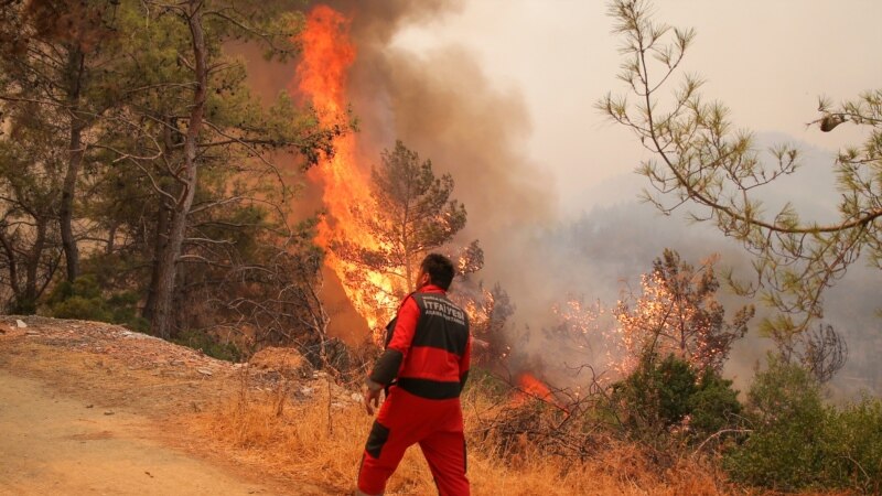 Požari prete letovalištima u Turskoj, evakuišu se turisti i stanovnici