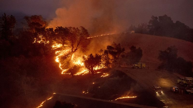 Požari u Kaliforniji: Proglašeno vanredno stanje, desetine hiljada ljudi evakuisane
