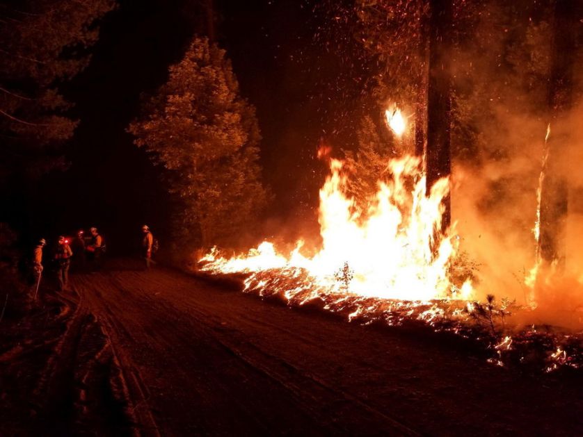 Požari u Kaliforniji se ne smiruju, desetine kuća gorelo