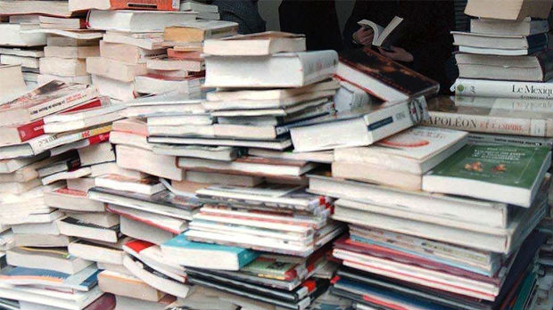 Poziv uličnim prodavcima da udžbenike prodaju na mestima predviđenim za to
