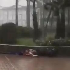Poznati ZADRUGAR doživeo TEŠKU NESREĆU u KINI! Tajfun ga ZAKUCAO U ZID i slomio mu KIČMU! (FOTO/VIDEO)