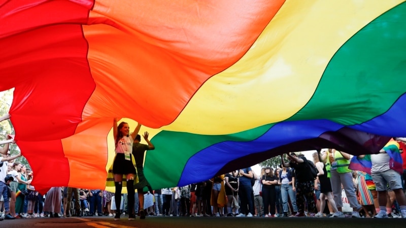 Sa Prajda zahtevan Zakon o istopolnim zajednicama u Srbiji, desničari zapalili LGBT zastavu