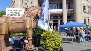 „Pravnici žele pravdu“: Ispred Pravnog fakulteta u toku akcija „Buna park“ (FOTO)