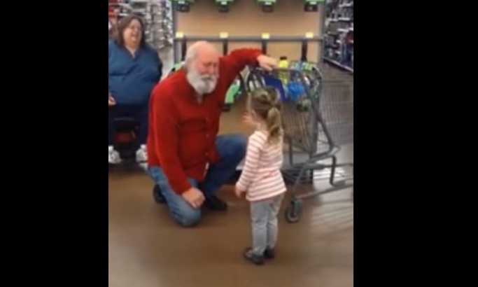 Praznična čarolija: Devojčica je mislila da je čovek Deda Mraz, on je rešio da je ne razočara