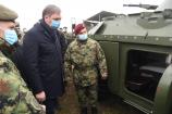 Predsednik Srbije u Nišu pogledao tenkove iz Rusije i drugo naoružanje i otišao na pasulj
