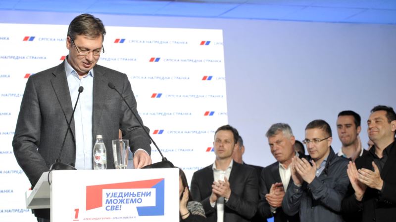 Predsednik Srbije upravlja stranačkim kormilom