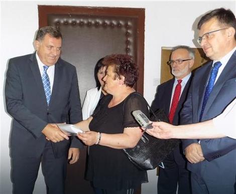 Predsednik Srpske obezbedio 45.000 KM za novi dom porodici čija devetogodišnja ćerka je SILOVANA I UBIJENA tokom rata