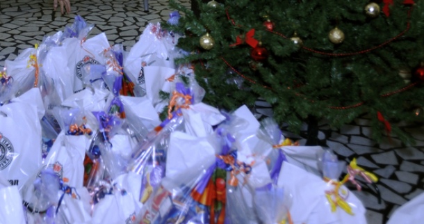 Predsednik delio paketiće deci sa Kosova