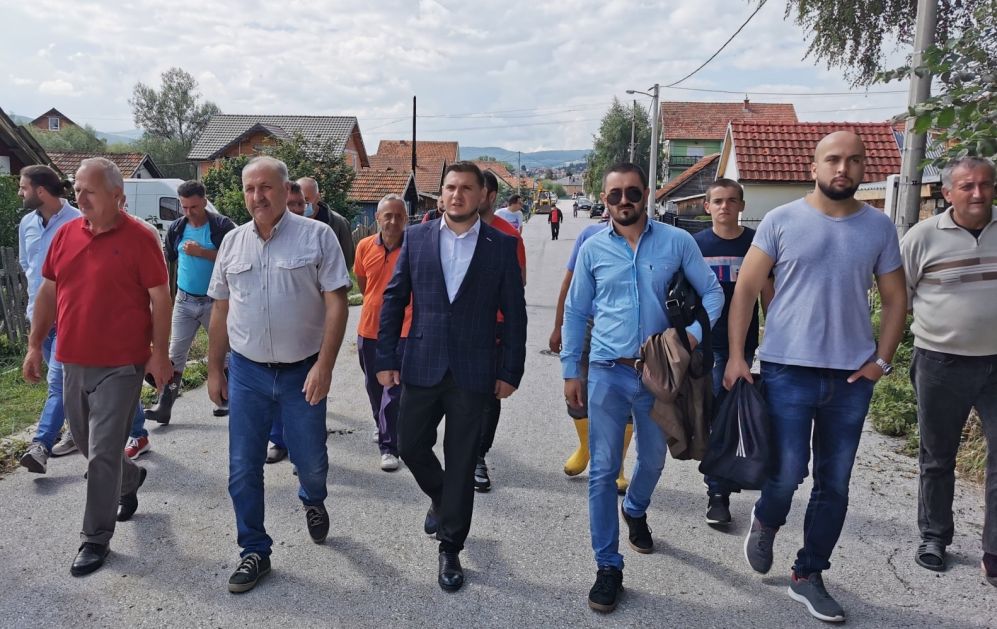Predsjednik SO Sjenica sa delegacijom SPP-a obišao poplavljena mjesta u “Pešterskoj ulici”