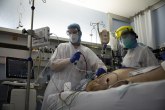 Predstavljen izveštaj: Okončava se pandemija; A u stvarnosti: Stotine hiljada u bolnici