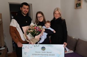 Predstavnici Grada Vršca posetili i darovali prvorođenu bebu u 2023. godini