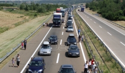 Prekinuta blokada regionalnog puta kod Lučana, a nastavljena blokada magistralnog puta kod Čačka
