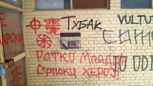 Prekrečeni grafiti mržnje u Novom Sadu na ulazu u zgradu gde živi Gruhonjić