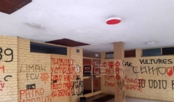 Prekrečeni grafiti mržnje u Novom Sadu na ulazu u zgradu gde živi Gruhonjić
