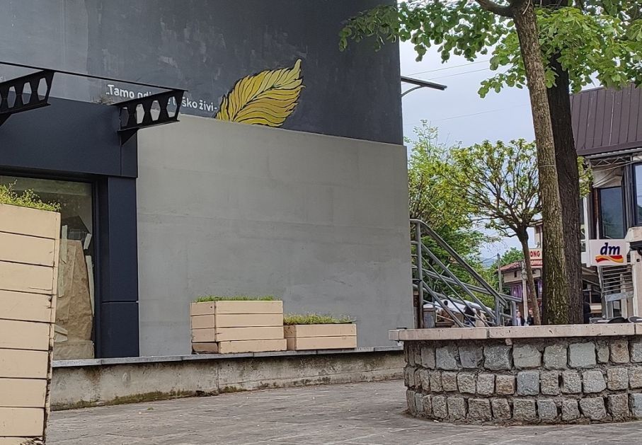 Prekriven mural koji je promovisao nastavu na bosanskom