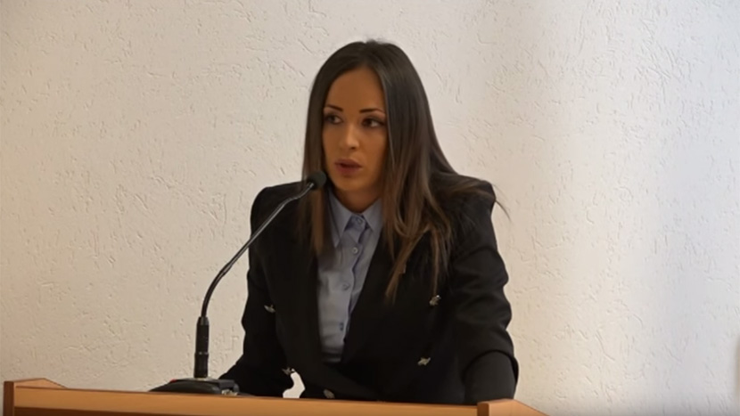 Prelepa Larisa (27) glasno poručila iz Priboja: Džamija! Pod hitno! (VIDEO)
