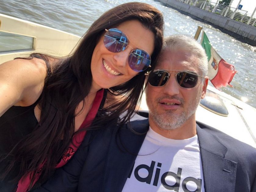 Prelepa fotografija sa letovanja: Čeda ljubi suprugu Jelenu