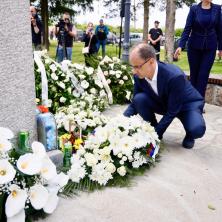 Premijer Macut zapalio sveću i položio venac žrtvama masakra kod Mladenovca: Dve godine od tragičnog krvavog pira