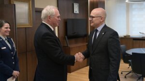 Premijer Vučević razgovarao sa ambasadorima SAD i Francuske u Beogradu