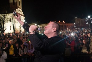 Premijer demantuje da je zabranio Georgieva, pevač oštro uzvraća