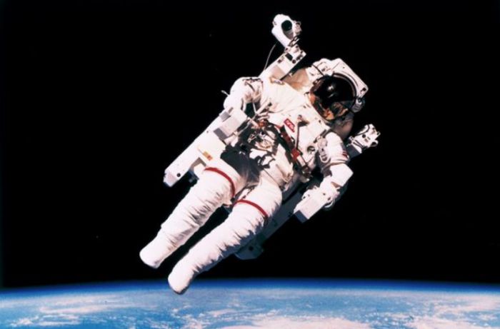 Preminuo astronaut koji je prvi slobodno leteo u svemiru