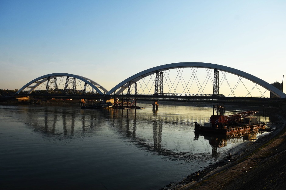 Premošćen Dunav:Dotakli se lukovi Žeželjevog mosta