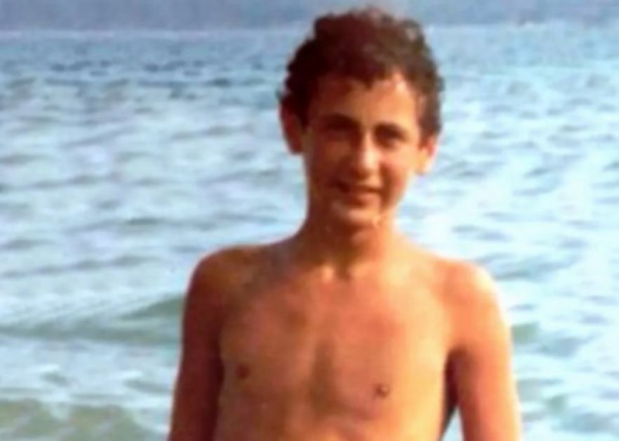 Prepoznajete li pevača: Sa retko kojim kolegom sa estrade je u dobrim odnosima, a njegovoj ženi najviše smeta kad pročita da je vara