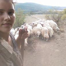 Preslatka Sofija umesto izlazaka i skupe odeće, bira štap i ovce koje vodi na ispašu: Za svoje vršnjake ima važnu poruku (FOTO)