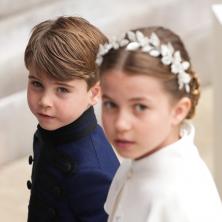 Preslatka princeza Šarlot ODUŠEVILA sve na krunisanju! Pojavila se držeći za ruku mlađeg brata  (FOTO)