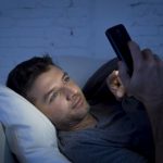 Pretraživanje interneta pre spavanja, putem mobilnog telefona, i te kako šteti vašem zdravlju