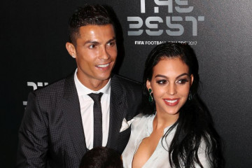 Preuska haljina lepe Heorhine OTKRILA TRUDNIČKI STOMAK? Kristijano Ronaldo očekuje PETO DETE? (foto)