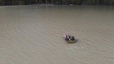Prevozi decu preko nabujale reke Lim - put do škole težak i opasan VIDEO