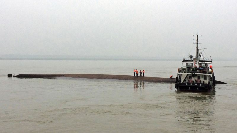 Prevrnuo se brod u Kini, najmanje 10 osoba stradalo 