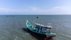 Prevrnuo se drveni čamac kod obala Indonezije: Spasene desetine muslimanskih izbeglica Rohinja