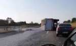Prevrnuo se kamion na auto-putu, saobraćaj otežan (VIDEO)