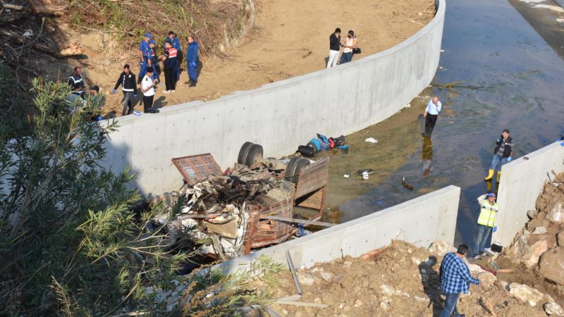 Prevrnuo se kamion sa migrantima u Turskoj, 22 mrtvih