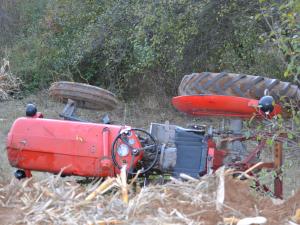 Prevrnuo se traktor kod Svljiga, vozač i putnik povređeni
