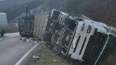 Prevrnut kamion: Meštane sela Ovsište na deonici ka Kragujevcu zatekla dramatična situacija