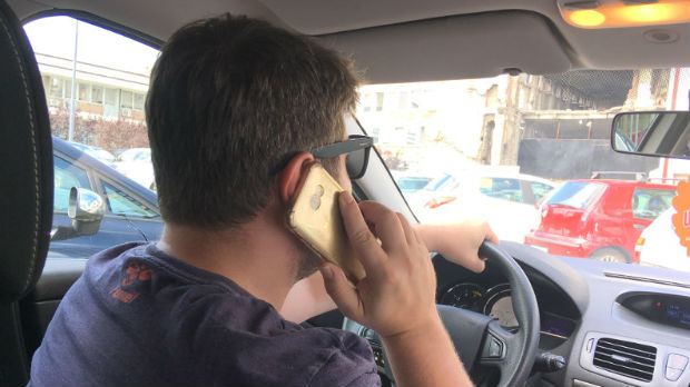 Pričate telefonom dok vozite? Rizikujete život ili veliku kaznu