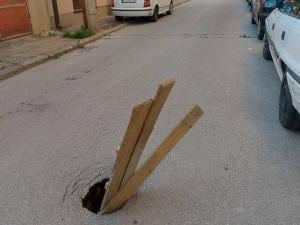 Prijavi problem u Nišu: Rupe obeležene granama i letvama, ulice bez osvetljenja