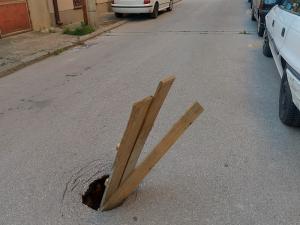 “Prijavi problem” u Nišu: Vozači sami obezbeđuju rupe, pešaci hodaju ulicom zbog šiblja na trotoarima