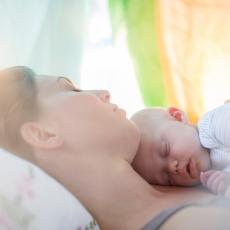 Primeni metod MARAMICA i uspavaćeš bebu za MANJE OD MINUT! (VIDEO)