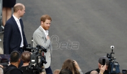 Prinčevi Hari i Vilijam razgovarali s okupljenim za venčanje (VIDEO)