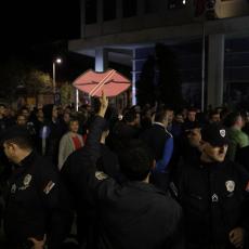 Pristalice opozicije opet sprovode NASILJE ispred RTS - kordon policije u Takovskoj!