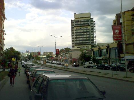 Priština: Ispred hotela Grand odneto vozilo sa BG tablicama