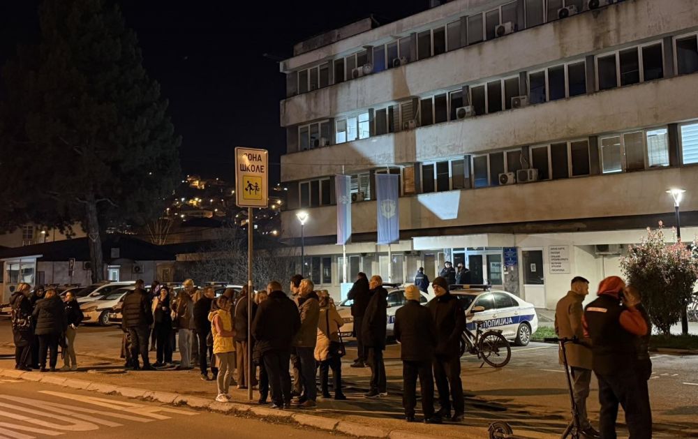 Privedena dvojica studenata, građani ispred zgrade Policijske uprave