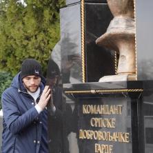 Prizor ispred Arkanovog groba nagoni na suze: Veljko Ražnatović fotografisao sina na dedinom grobu